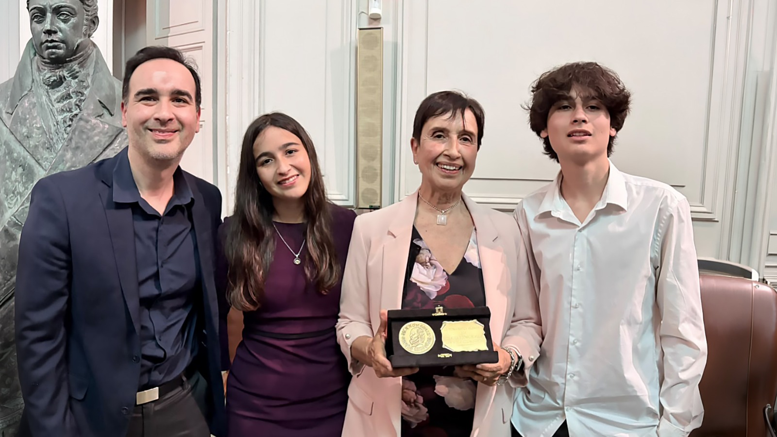 González Ayala distinguida con el premio Maestro de la Medicina Argentina.